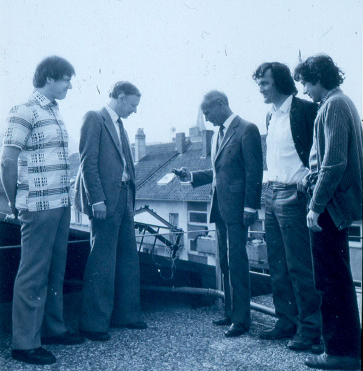 ©Fraunhofer ISE: Prof. Goetzberger mit Oberbürgermeister Dr. Keidel und den Kollegen Zastrow, Wittwer und Heidler (v.l.n.r.) auf dem Dach des Fraunhofer ISE in der Oltmannsstraße 1981